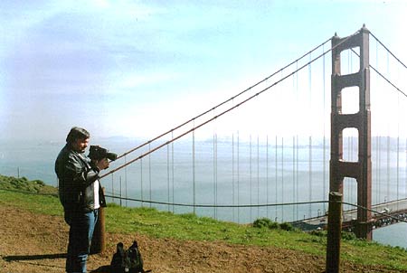 Klaus Beyer filmt an der Golden Gate Bridge